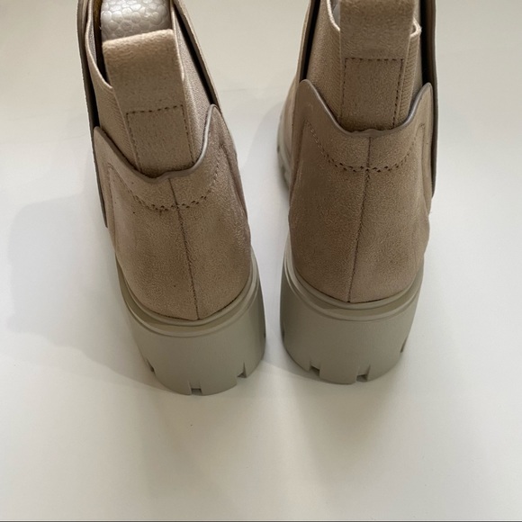 Soda Rita sand tan faux suede lug sole ankle booties NIB - Picture 8 of 8